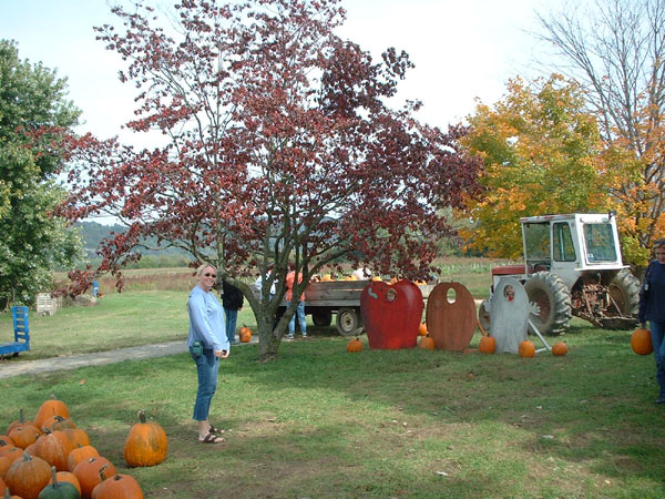 Mommy poses with the tree and kids.jpg 138.2K